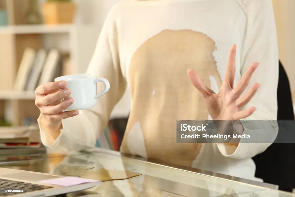 Cara membersihkan noda kopi di baju