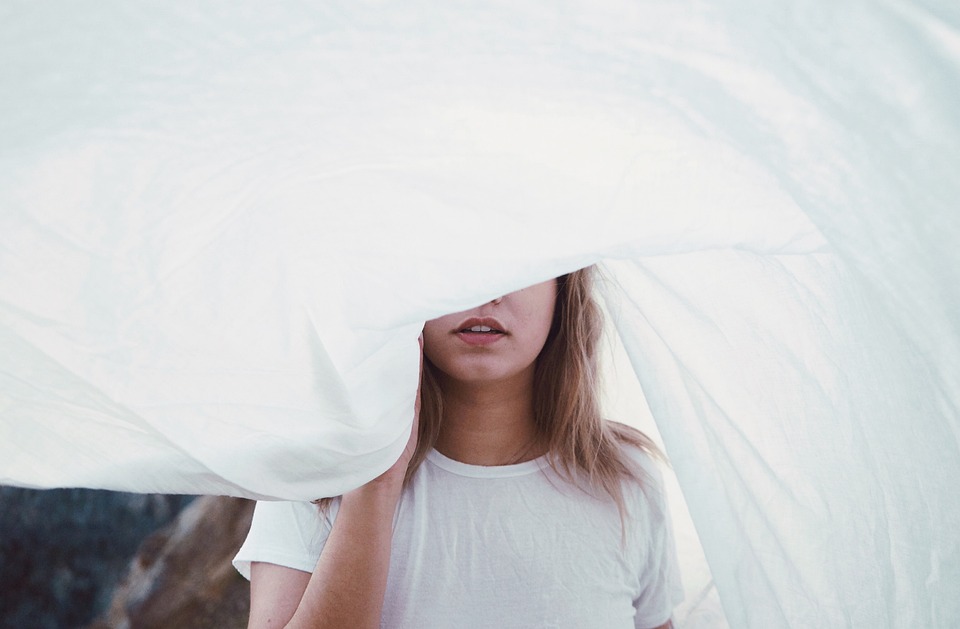 Tips mengangkat kotoran di baju putih