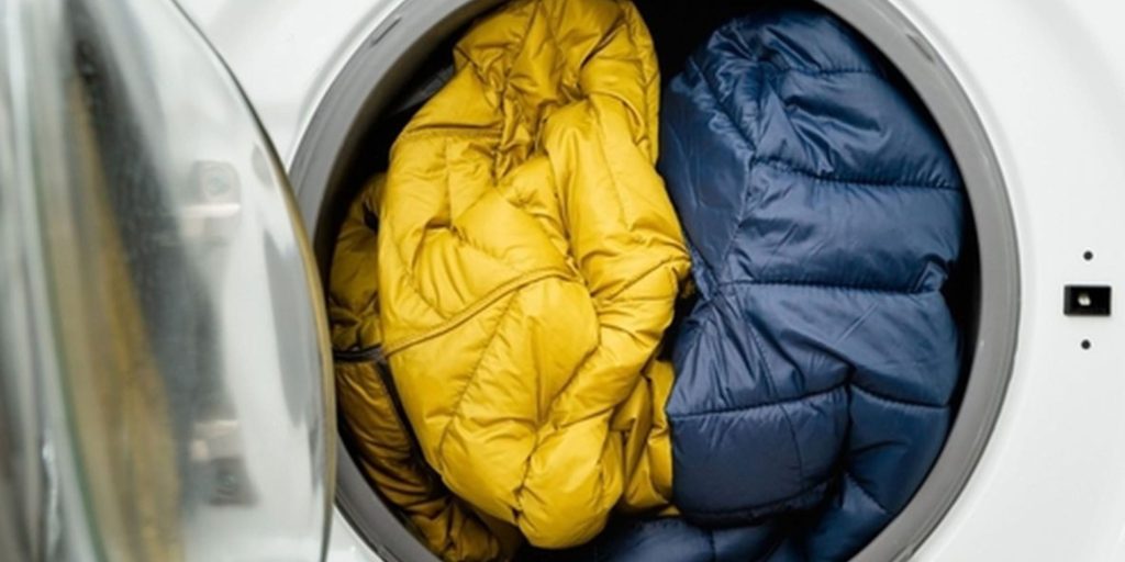 cara cuci jaket hujan agar tidak lengket dan bau