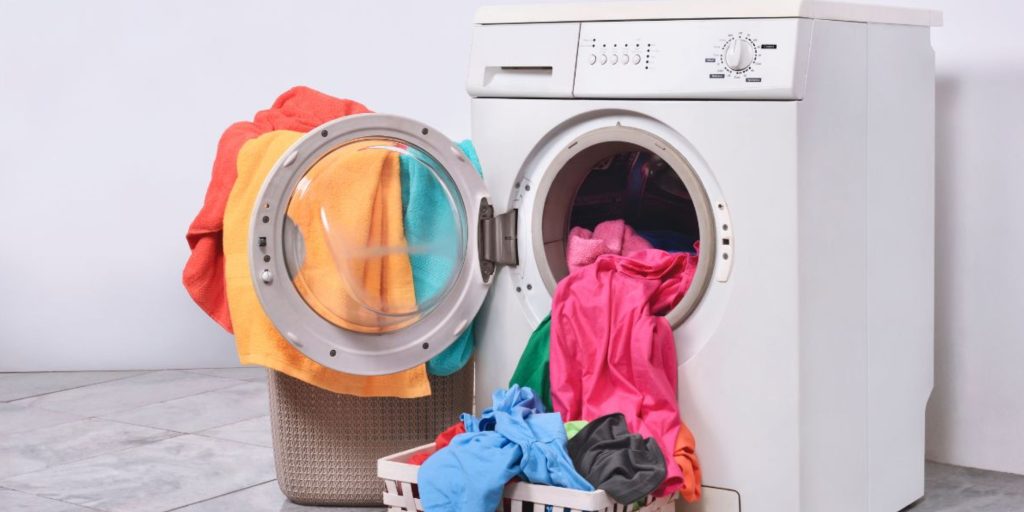 Apakah Baju Harus Langsung Dicuci Setelah Dipakai