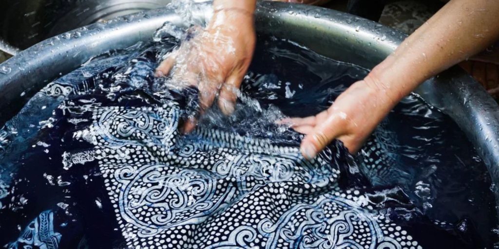 Cara Mencuci Pakaian Motif agar Warnanya Tetap Tajam